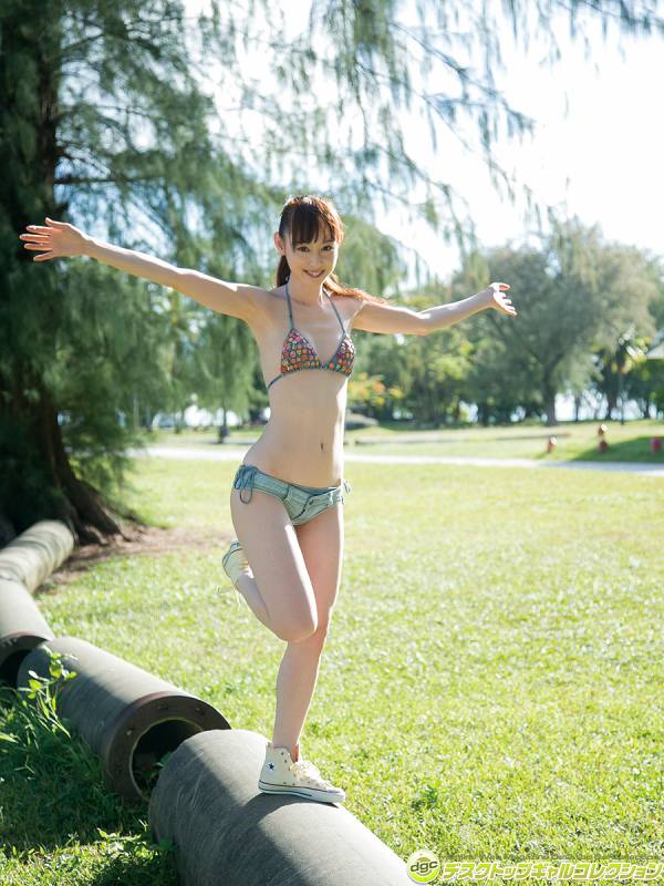 秋山莉奈 ホットパンツ グラビア