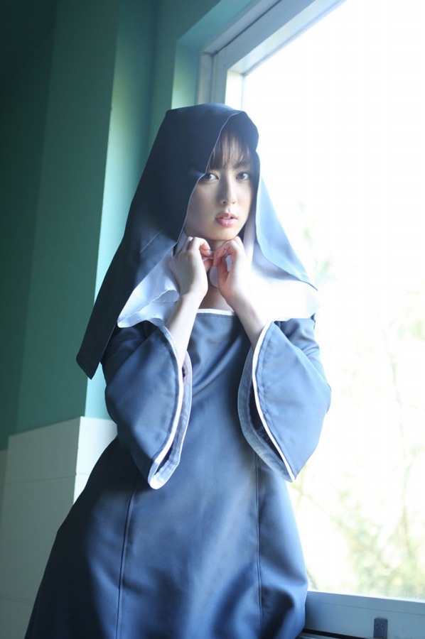 秋山莉奈 修道院コスプレ グラビア
