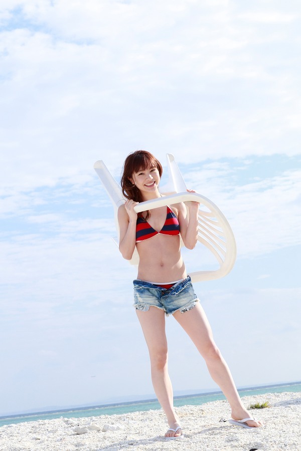 石田亜佑美 ホットパンツ グラビア