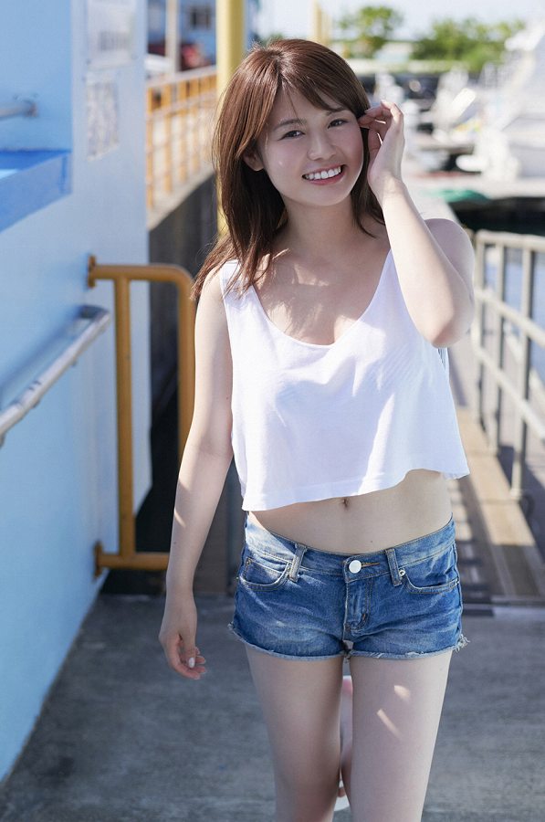 井口綾子 ホットパンツ タンクトップ グラビア