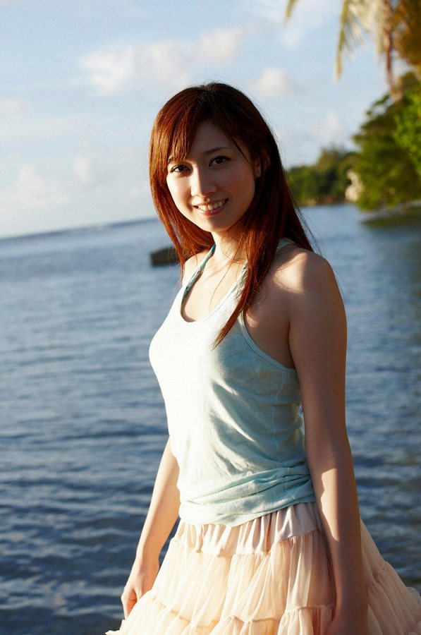 小林優美 タンクトップ ミニスカート グラビア