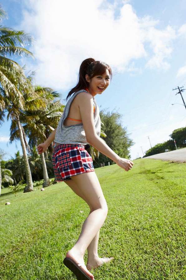 小林優美 タンクトップ ショートパンツ グラビア