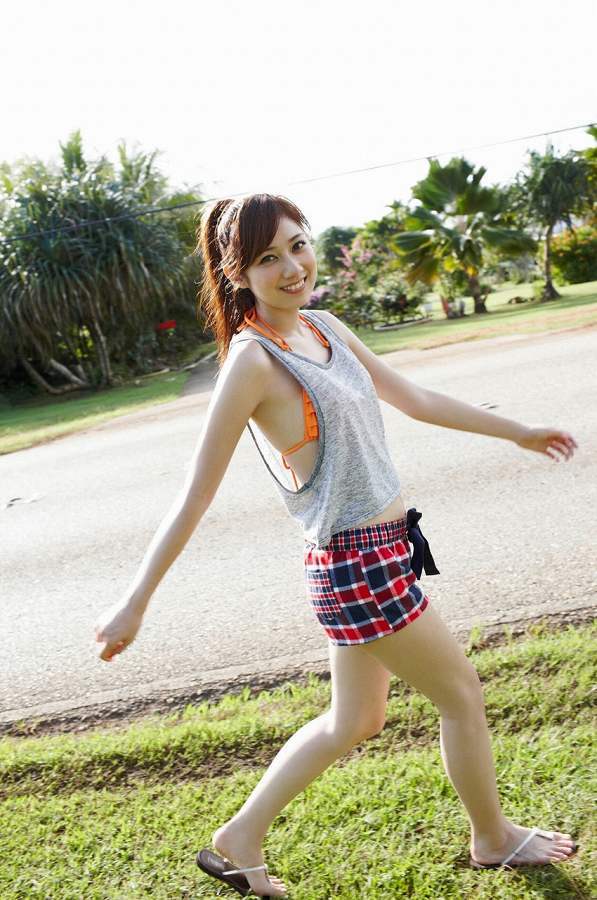 小林優美 タンクトップ ショートパンツ グラビア