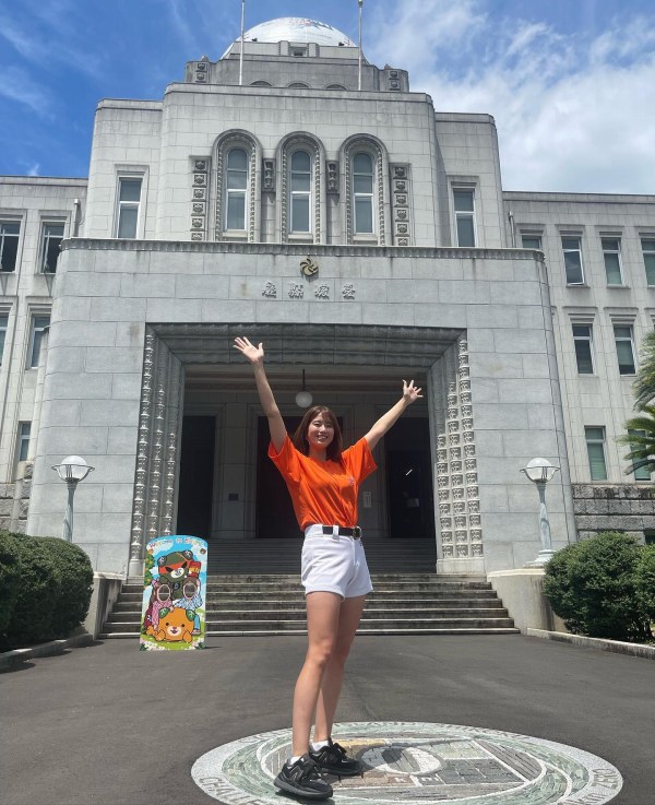 稲村亜美 太もも