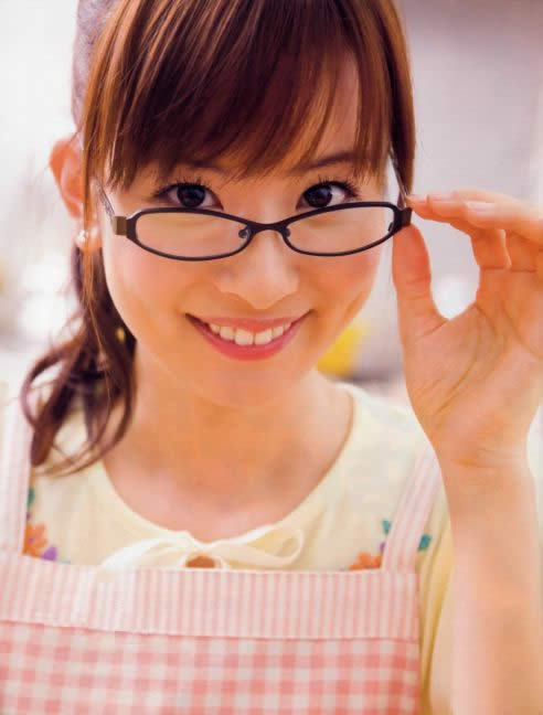 黒縁のメガネをかけて微笑む皆藤愛子