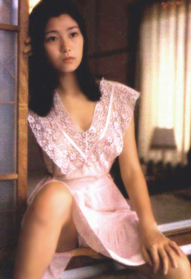 手塚理美　パンチラ画像