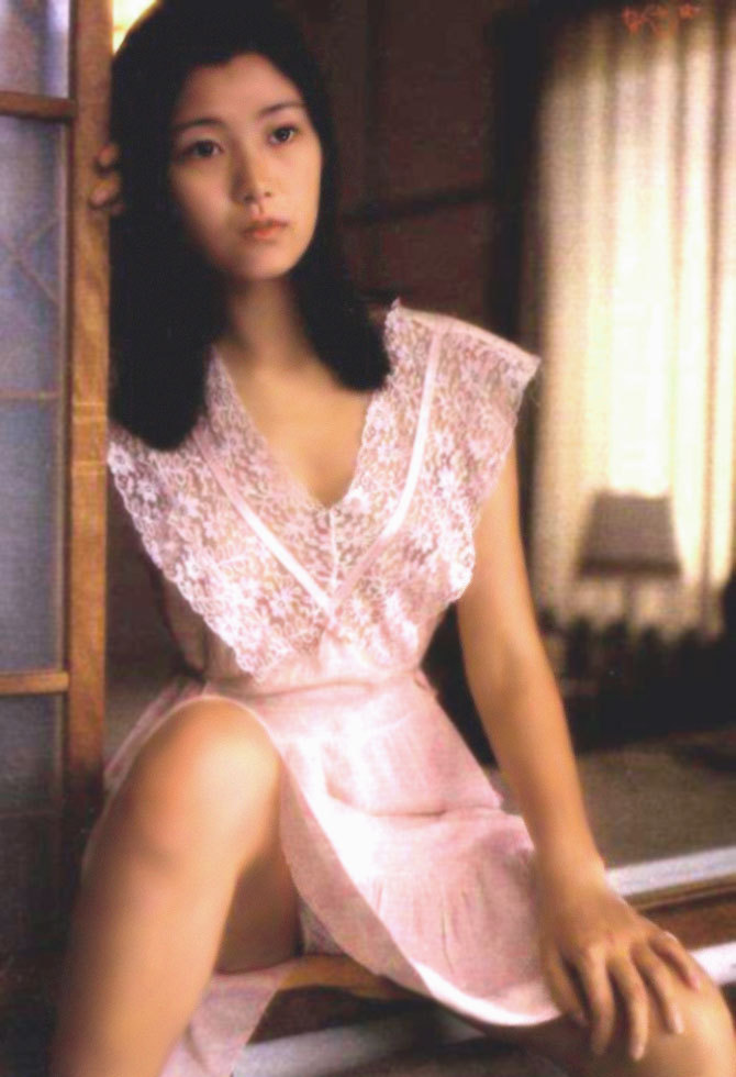 手塚理美　パンチラ画像
