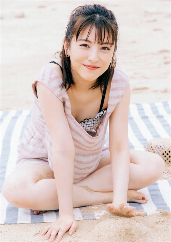 浜辺美波　水着画像