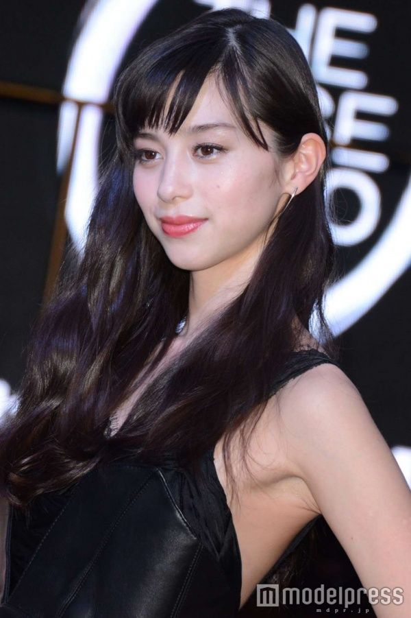 中条あやみちゃんの黒いドレスでの脇下