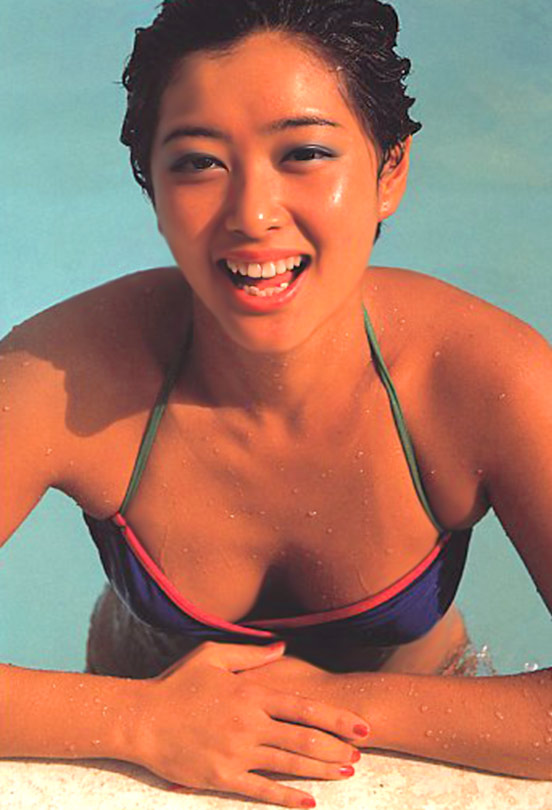 夏目雅子がプールから上半身をだし濡れたセクシーな肌