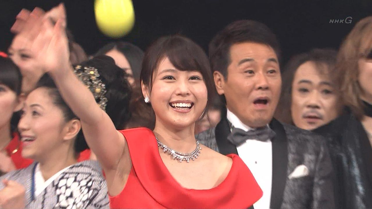 有村架純が紅白の時の赤いドレスで球を投げて見せる脇