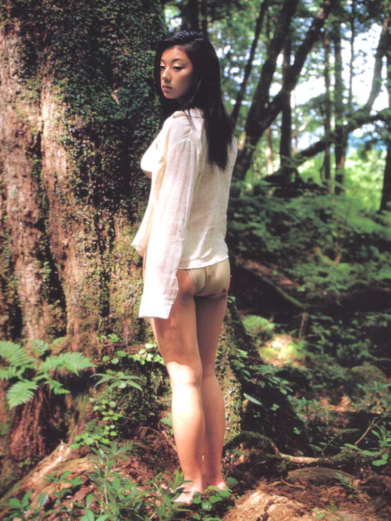 大きな木の前に立ちはみ出したお尻がたまらん小池栄子