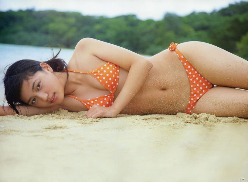 川口春奈がオレンジのビキニで砂浜に寝そべる